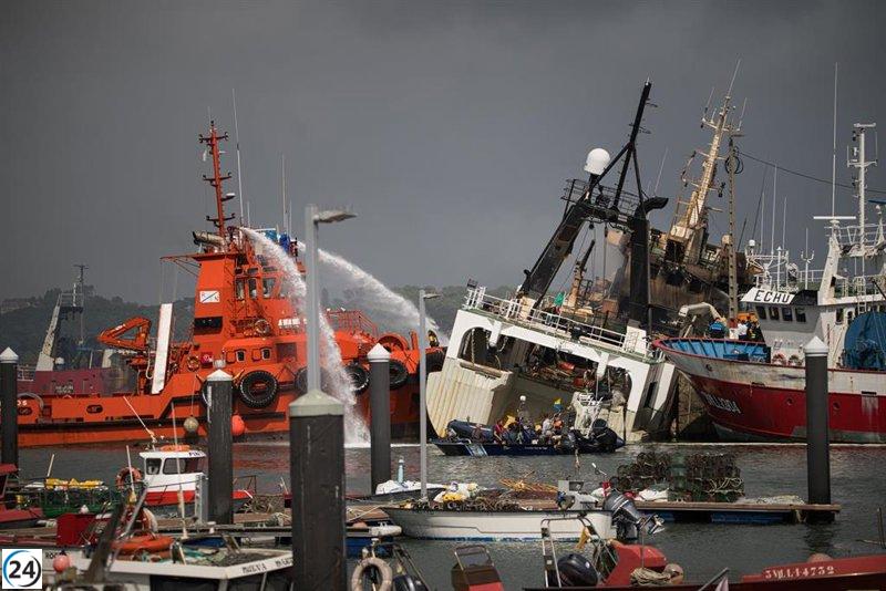 Avanza el proceso de achique y enderezamiento del buque Awadi, en llamas en el puerto de Ribeira desde el lunes.