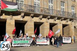 Santiago muestra respaldo unánime al apoyo de los empleados de Ryanair en su manifestación frente al Ayuntamiento.