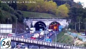 Accidente en la AP-9 en Vigo deja un motorista herido y genera largas colas de tráfico.