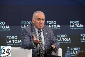 Kasparov alerta a Europa sobre su futuro ante la amenaza de Putin en A Toxa.