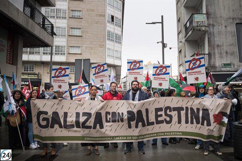 Cien personas se manifiestan en A Toxa contra la presencia del ex primer ministro israelí Ehud Olmert en el Foro.