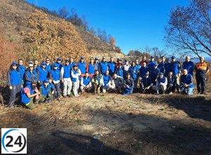 Voluntarios de Abanca y Afundación se movilizan en Manzaneda para salvaguardar acuíferos dañados por incendios.