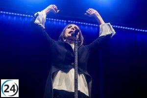 Luz Casal atrajo a 2.000 asistentes en un evento de la Xunta en Argentina, destacando su papel como símbolo de la galleguidad.
