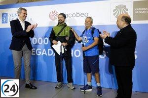 Un padre colombiano rinde homenaje a su esposa al completar el Camino de Santiago con su hijo como el 500,000° peregrino.
