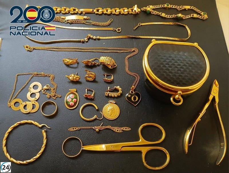 Cuidadora arrestada en Pontevedra por sustraer joyas valoradas en más de 10.000 euros.