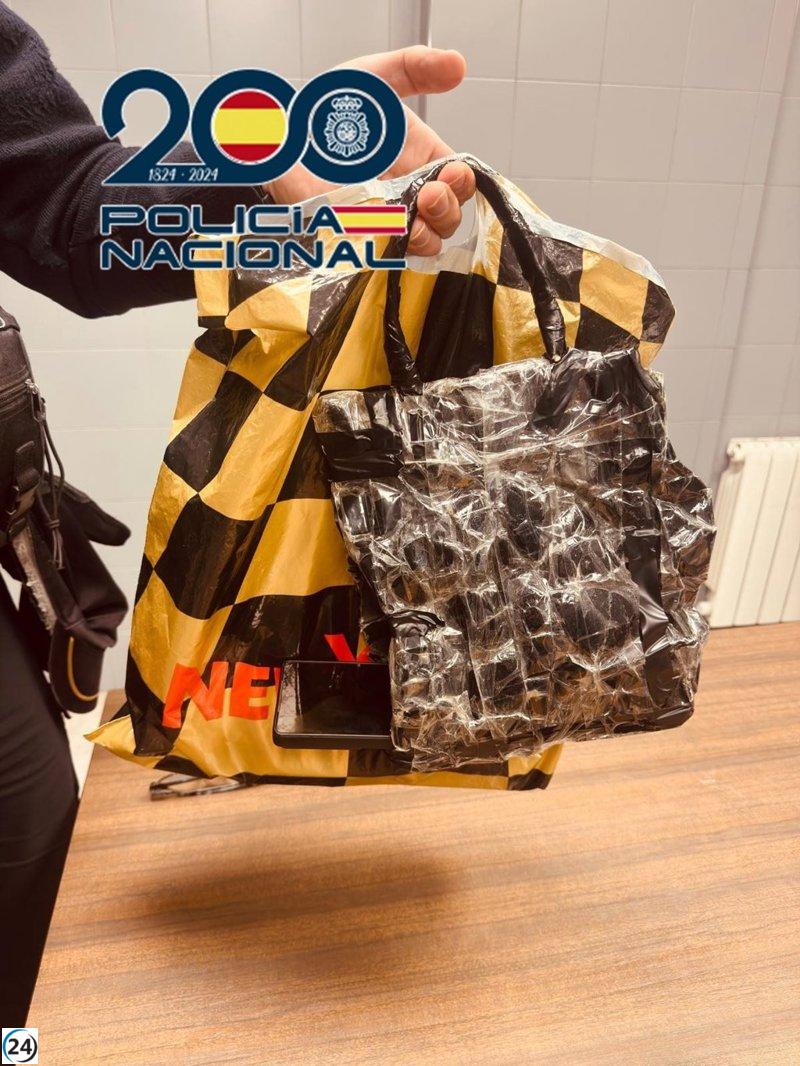 Arrestan en Pontevedra a un hombre por grabar en secreto a mujeres con un móvil camuflado.