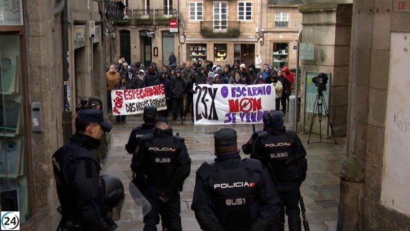 La Policía Nacional desmantela pacíficamente el centro social ilegal en el centro histórico de Santiago.