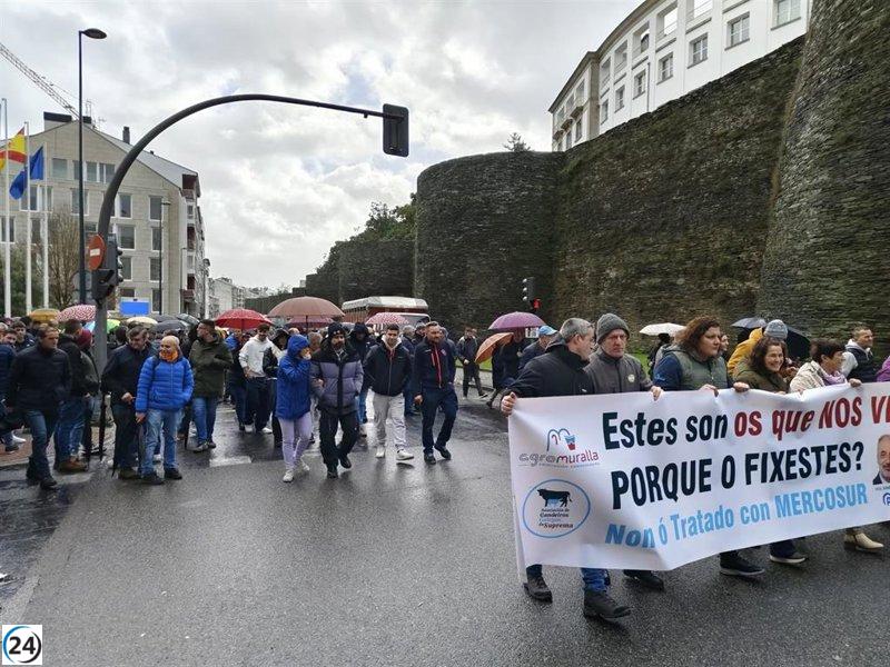 Tractores de Lugo paralizan la ciudad en protesta contra Mercosur.