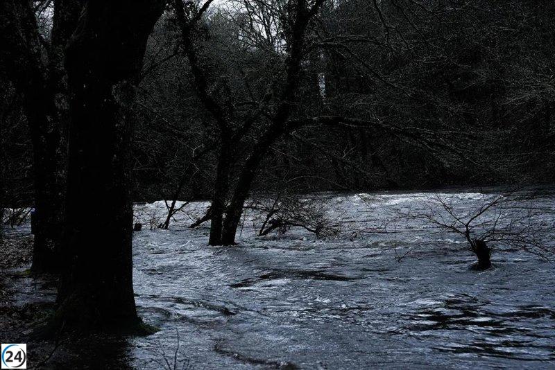 Galicia enfrenta vientos huracanados, ríos en alerta y suspensión del transporte fluvial.