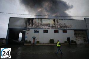 El incendio en nave de reciclaje de Vilalba está apagado, pero se mantendrá vigilancia.