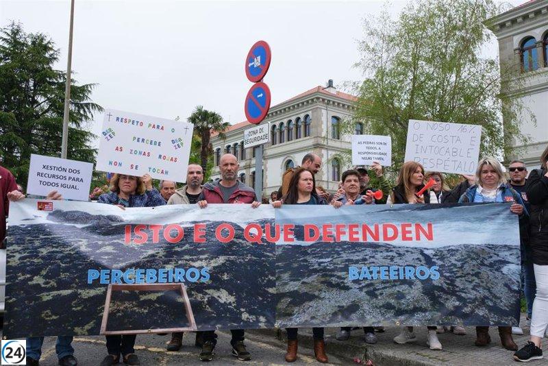 Percebeiros exigen respeto a Xunta y bateeiros por la biodiversidad en montes quemados.