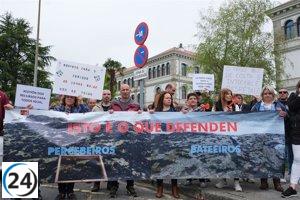 Percebeiros exigen respeto a Xunta y bateeiros por la biodiversidad en montes quemados.