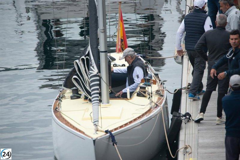 Juan Carlos I llega al puerto deportivo de Sanxenxo en el Bribón después de dos horas de navegación.