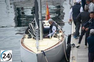Juan Carlos I llega al puerto deportivo de Sanxenxo en el Bribón después de dos horas de navegación.