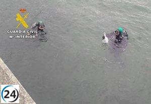 Encuentran hacha de parricida en muelle sumergido en Muros.
