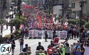 Manifestación en Galicia por el Primero de Mayo exige mayores salarios.