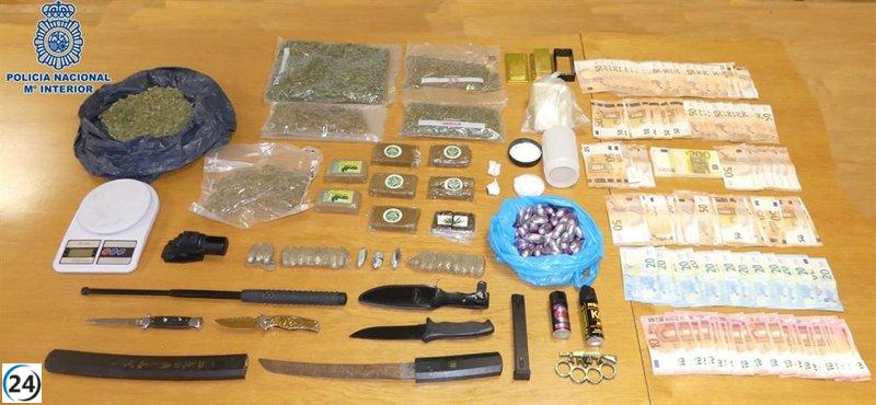 Detienen a un hombre en Santiago con drogas, dinero y armas.