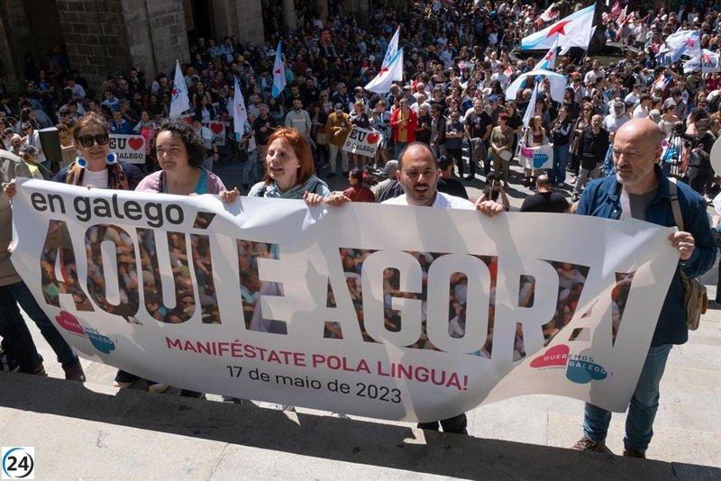 Miles de personas salen a la calle para reclamar el derecho a vivir en gallego.