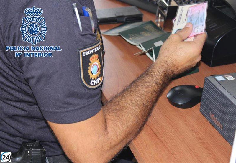 Dos detenidos por comprar documentos falsos en el extranjero mediante redes sociales.