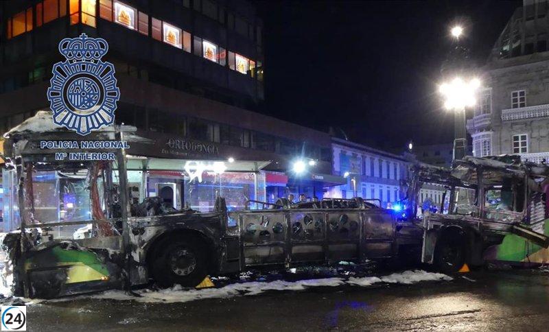 Detienen a dos personas por incendiar autobuses urbanos en Vigo, una de ellas empleada por Vitrasa.