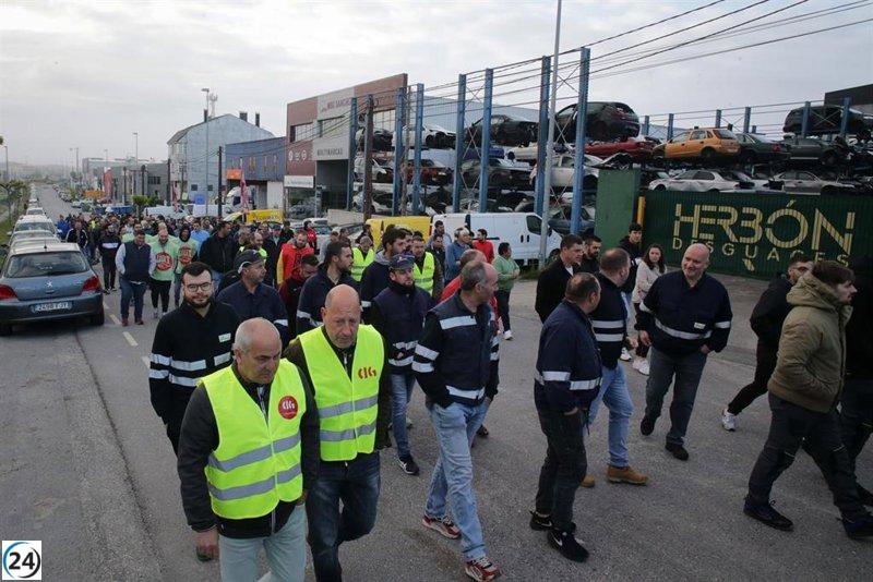 Metalúrgicos de Lugo protestan contra la patronal de talleres.