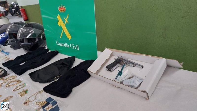 Operación en Galicia y Cataluña: incautados una pistola, joyas de 100.000 euros y cocaína.