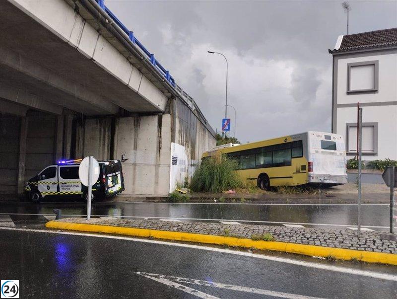 Autobús urbano se estrella en un puente de la AP-9, conductor herido.