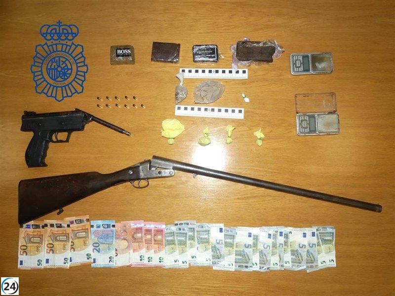 La policía desmantela un punto de venta de drogas en Santiago y arresta a dos individuos.