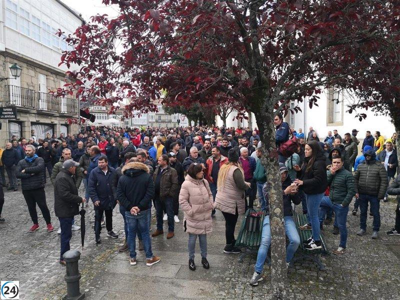 Diez detenidos por disturbios en protesta de bateeiros en Santiago.