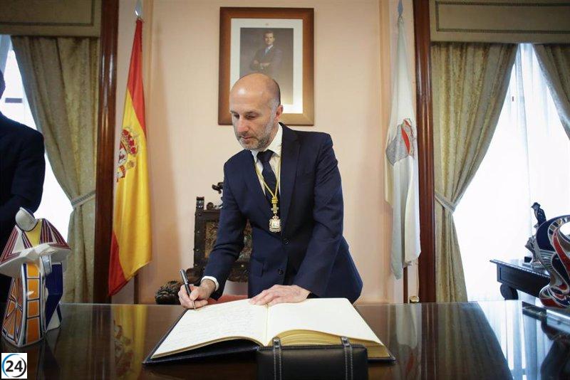 El alcalde de Ourense respalda a Feijóo por ser natural de la ciudad.