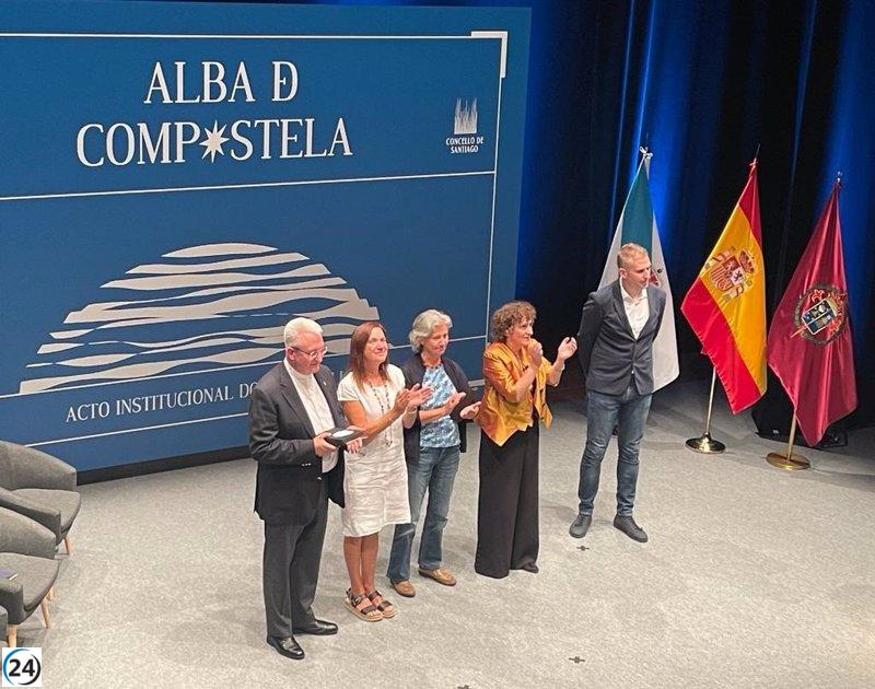 El Ayuntamiento de Santiago promueve el amor propio y el orgullo por la ciudad al entregar el Alba de Compostela.
