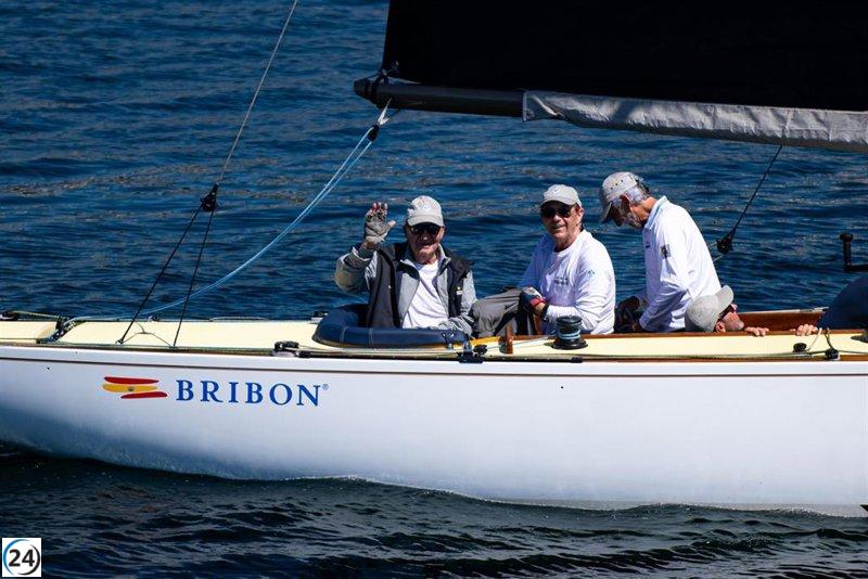 Juan Carlos I disfruta de un premio y un clima tranquilo tras más de diez horas de navegación, con planes de regresar pronto a Galicia.