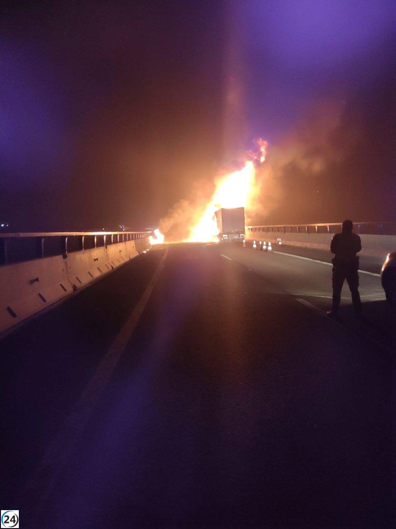 Vuelven a cerrar la A-52 en Padornelo (Zamora) tras incendio de un vehículo