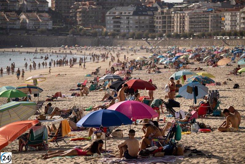 Turistas invaden las playas de Galicia y Lourenzá (Lugo) llega a su récord de 36,3 grados.