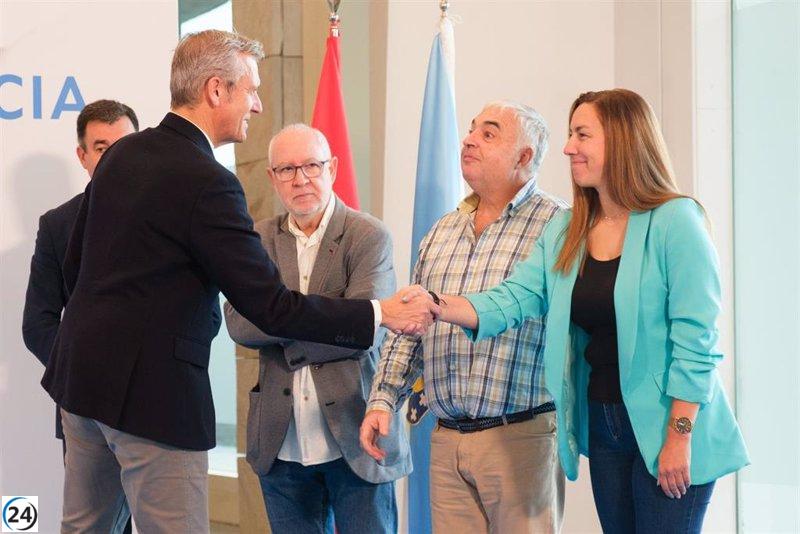 Rueda y sindicatos firman histórico acuerdo para reducir ratios educativas en Galicia.