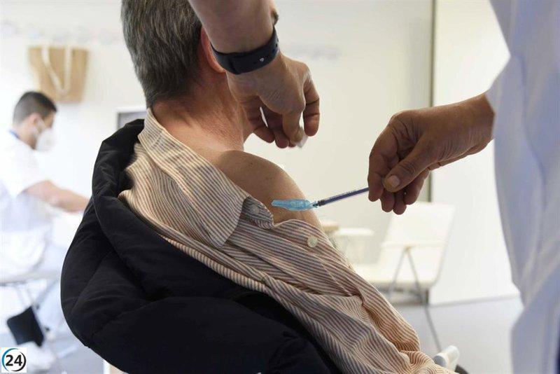 Gallegos podrán solicitar cita para vacunarse contra la gripe y covid en centros de salud y hospitales desde este lunes.