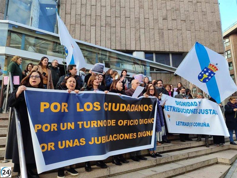 Profesionales jurídicos protestan nuevamente en juzgados de Galicia exigiendo mejoras en el servicio de turno de oficio.