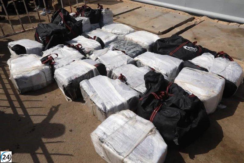 Tres gallegos atrapados con cocaína en narcolancha en Senegal.